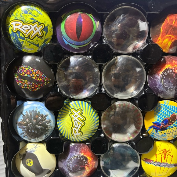 Folder containing 33 Roxx Buttons. - Picture 2 of 7